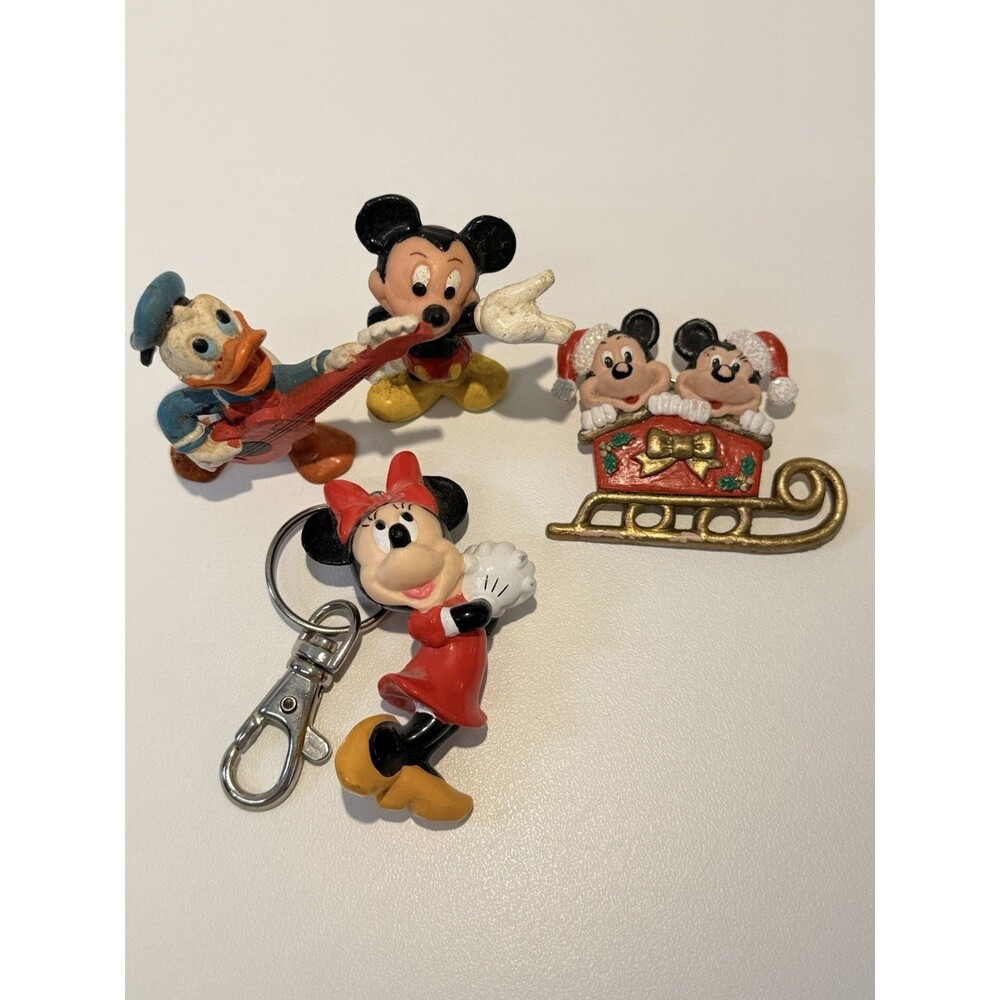 Disney Mickey & Friends Christmas Set Pin and Minnie Keychain
